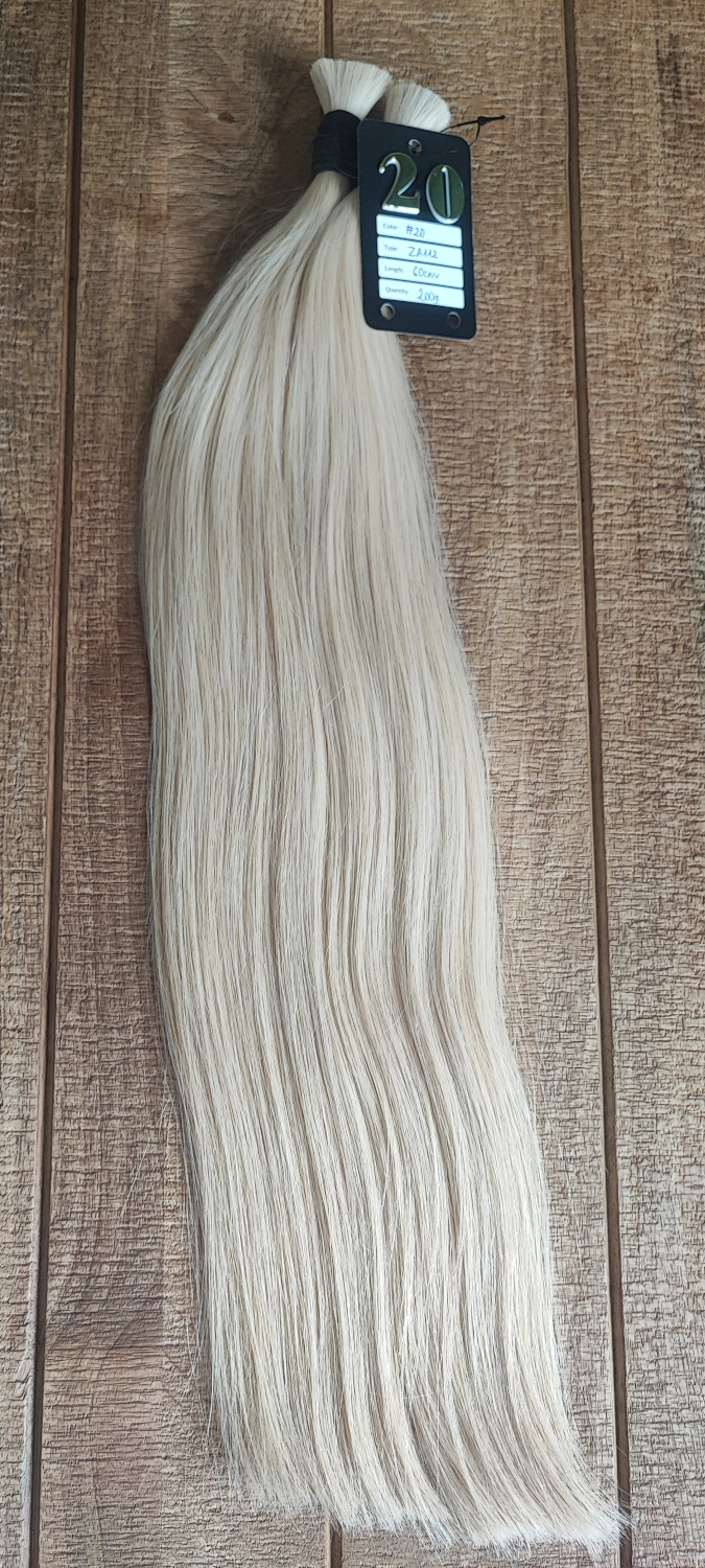 A képen #20-as színű szőke egyenes póthaj látszik, 60 cm hosszúságú.