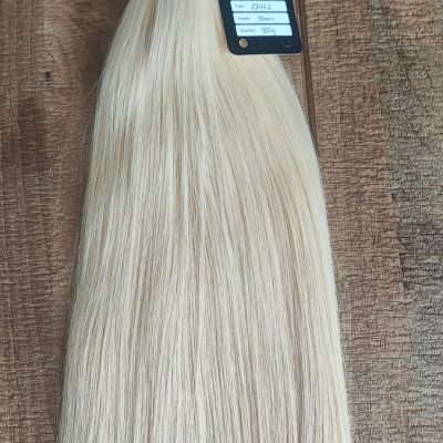 A képen #613-as színű platinaszőke egyenes póthaj látható, 50 cm hosszúságban
