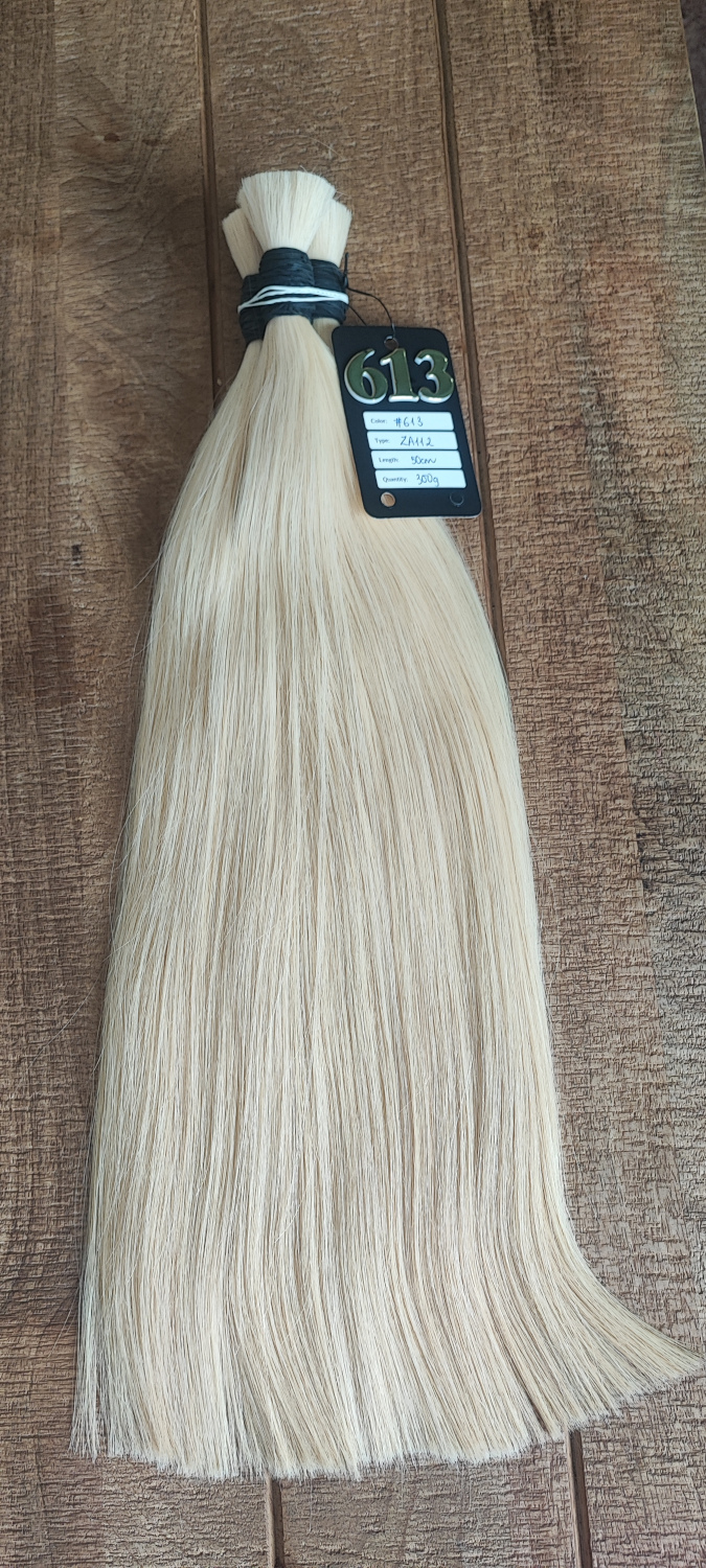 A képen #613-as színű platinaszőke egyenes póthaj látható, 50 cm hosszúságban